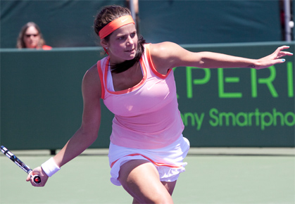 Julia Goerges prepares to hit a forehand