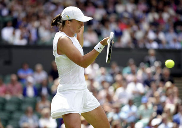Swiatek Explains Wimbledon Loss: "I Couldn't Control the Ball"  