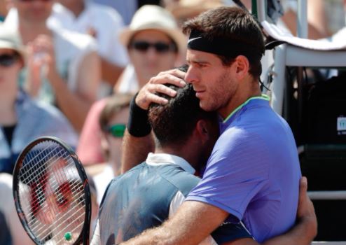 Watch: Del Potro Consoles Bawling Almagro after Knee Injury Dogs Him 