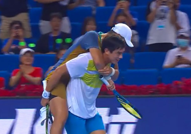 Watch: McDonald Gives Ailing Shang a Piggyback Ride After Win in Zhuhai  
