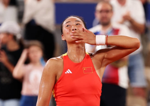 Zheng Shocks Swiatek to Reach Olympic Gold-Medal Match 