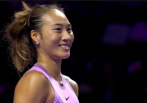 Surging Zheng Tops Paolini, Qualifies for Semis at WTA Finals